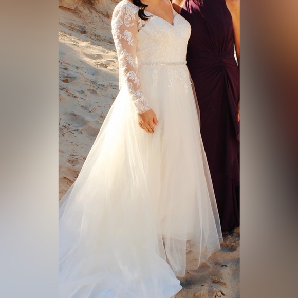 Wedding dress - Picture 2 of 3